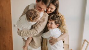 Famille qui se fait un câlin