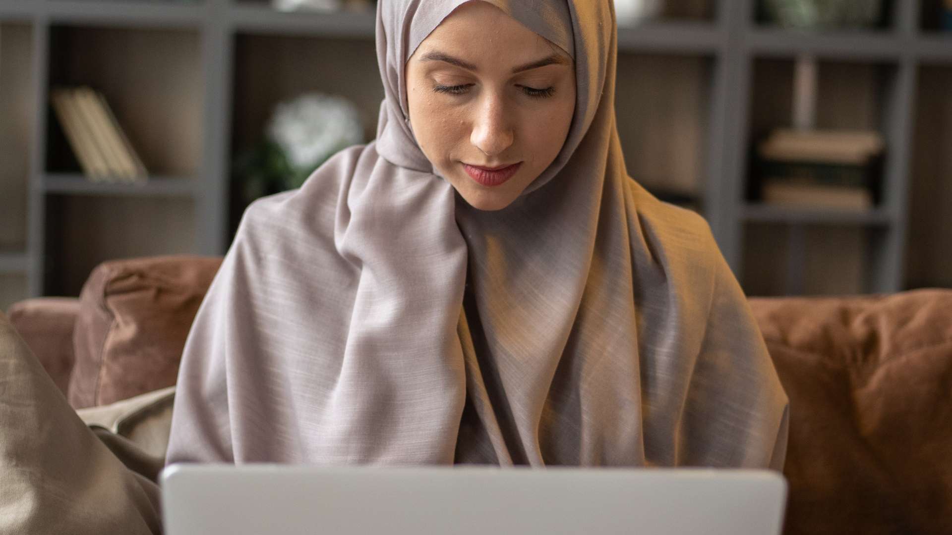 Femme sur son ordinateur