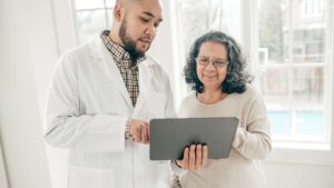 Médecin et sa patiente